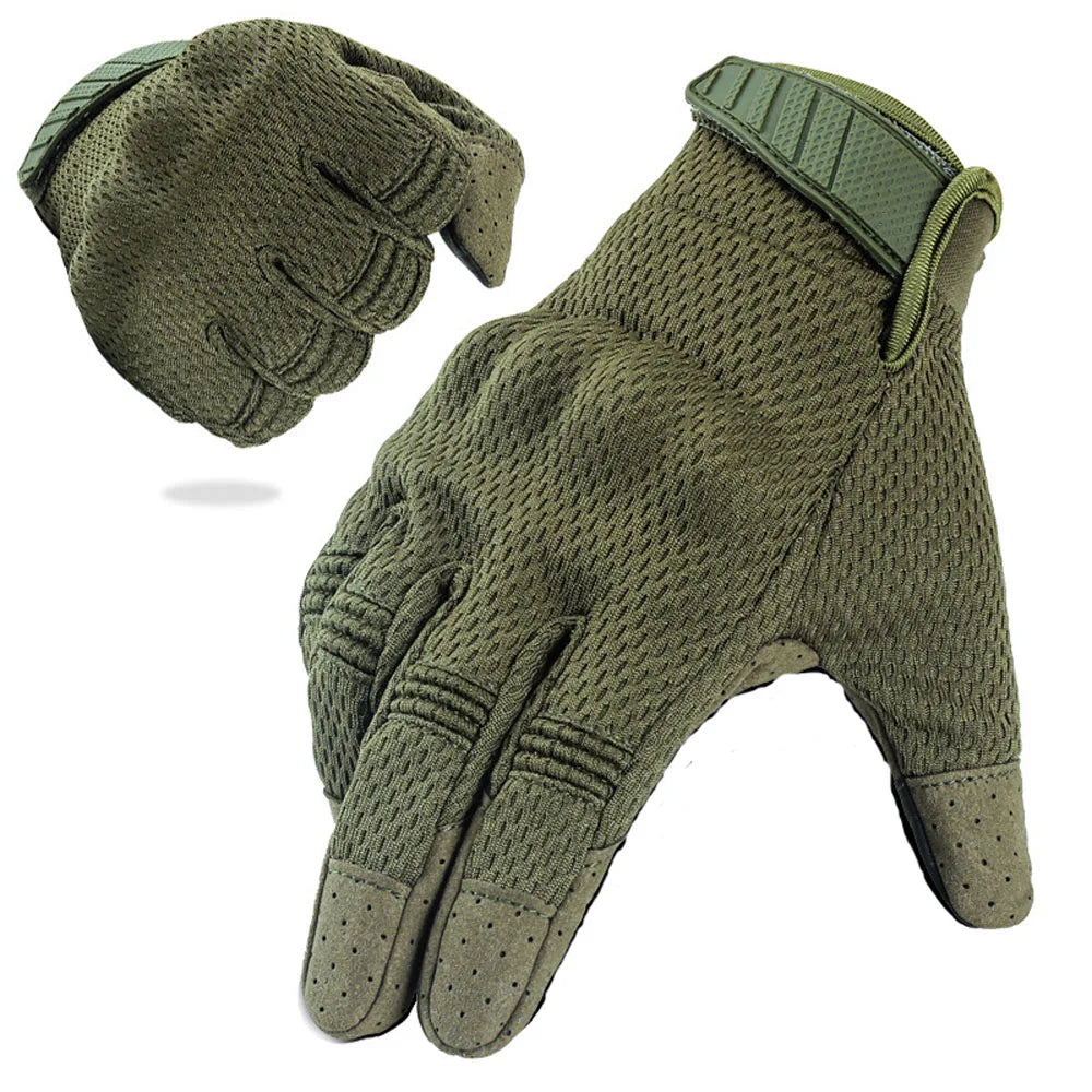 Une paire de gants tactiques sport vert olive en gros plan.