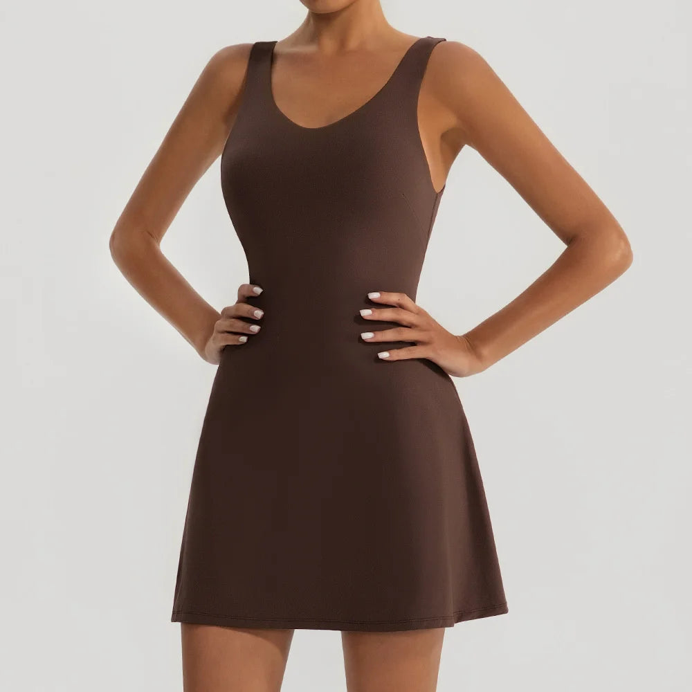 Un modèle portant une robe sportive deux pièces marron, vue de face.