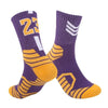 Lila und orange gestreifte Basketballsocken mit der Nummer 23