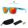 Ein Paar leuchtend blaue polarisierte Sonnenbrille mit orangen Linsen und einer schwarzen Schutzhülle und Linsenprüfer.
