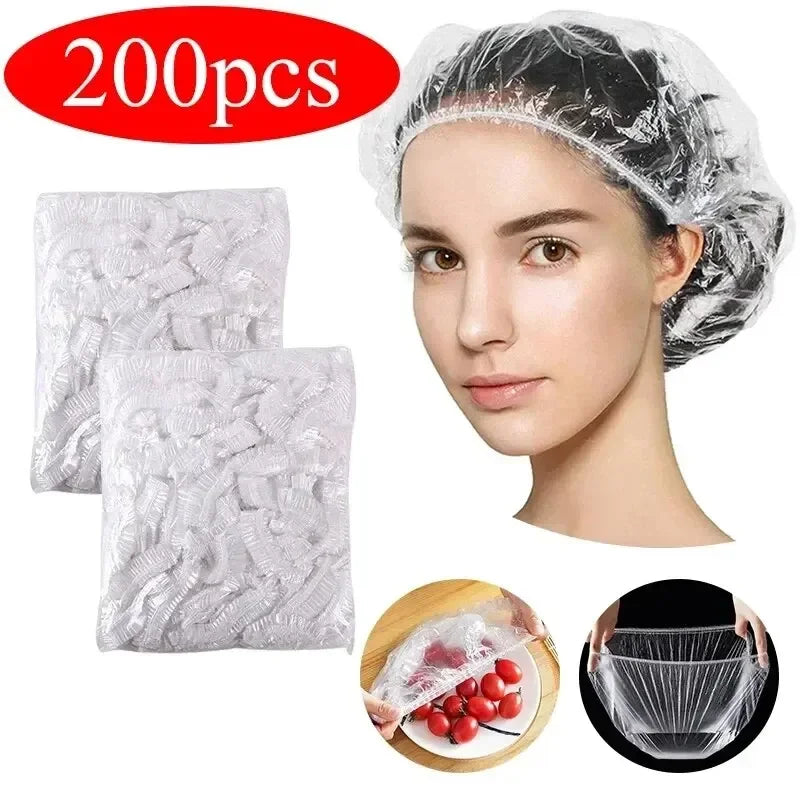 Una mujer usando una gorra de ducha transparente para extensiones y trenzas de cabello, con productos relacionados mostrados 