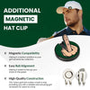 Un hombre con gorra sostiene un clip magnético para sombrero, demostrando su compatibilidad y construcción para accesorios de