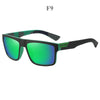 Un par de gafas de sol negras con lentes verdes brillantes y un marco oscuro.