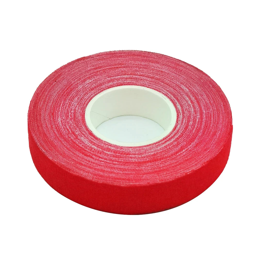 Rotes wiederverwendbares Baumwoll-elastisches Fingertape auf einem Dispenser gerollt