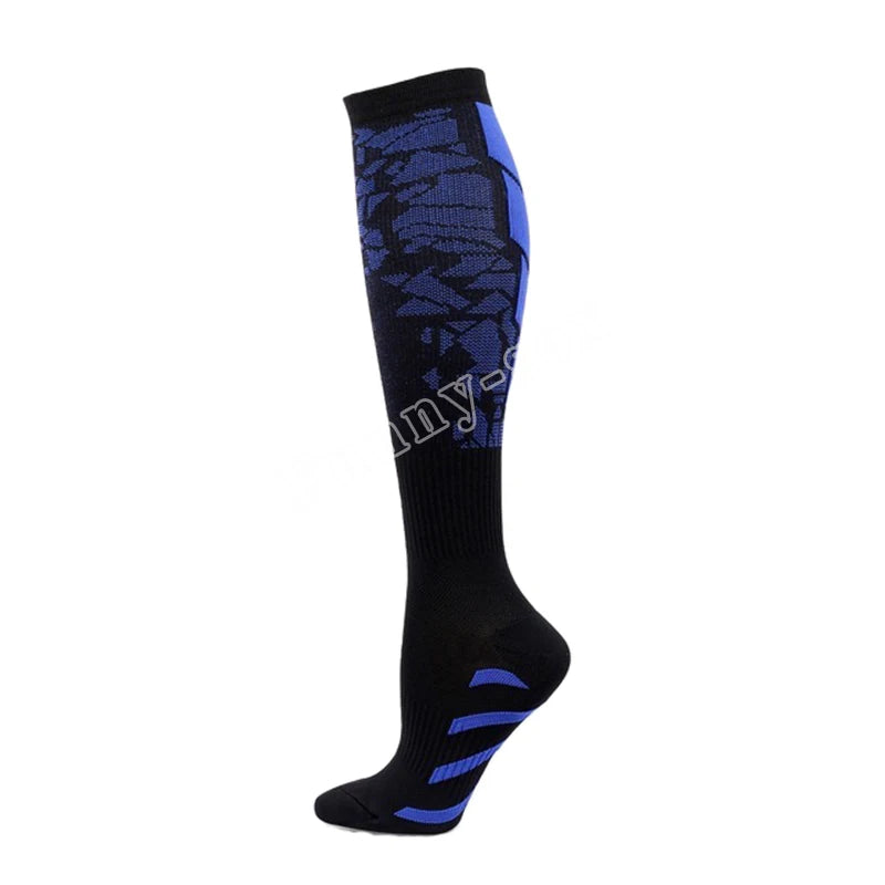 Schwarze Kompressionsstrümpfe mit blauen Akzenten und Muster zur Entlastung von Venen und Ödemen.