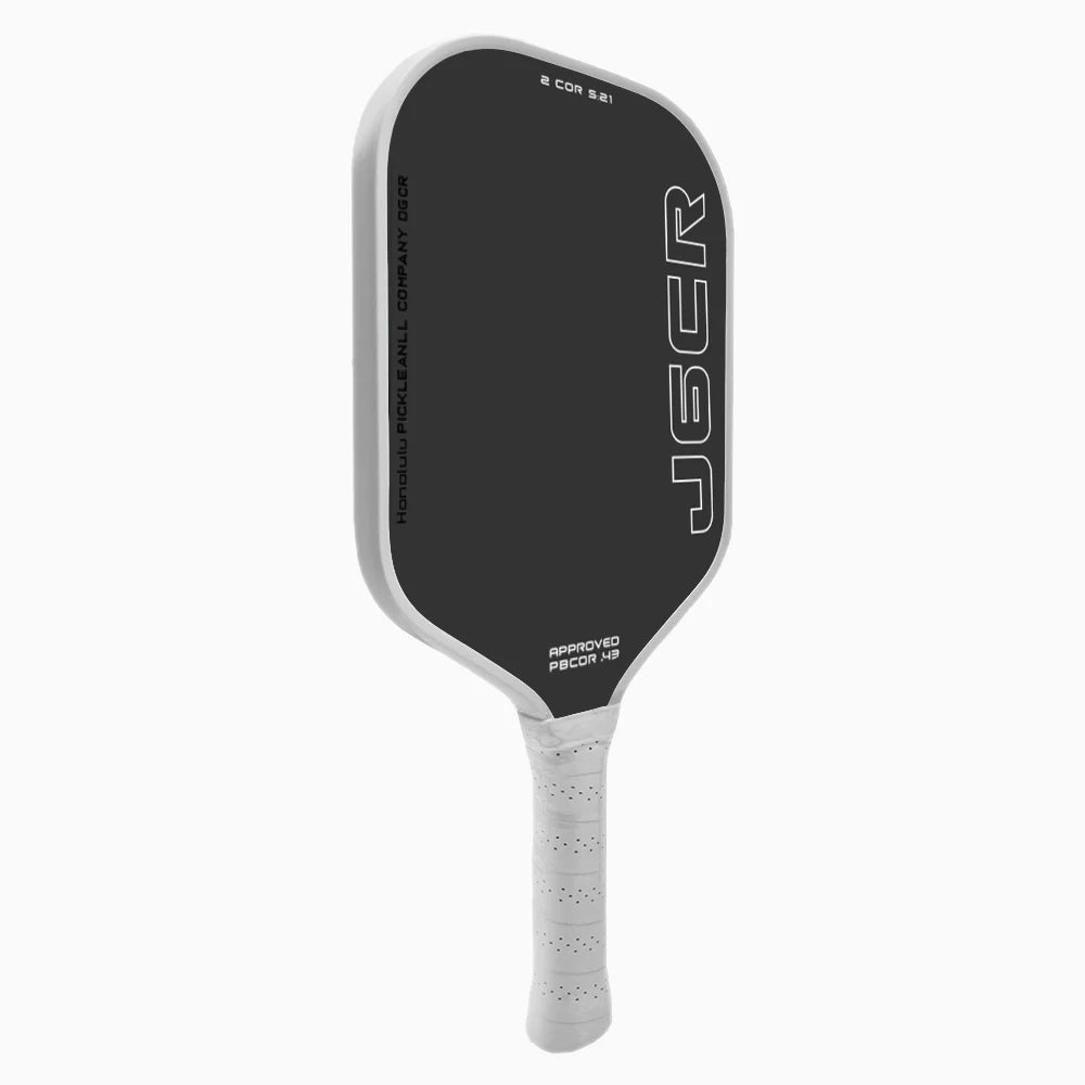 Schwarzes Carbonfaser-Pickleball-Schläger mit weißer Aufschrift JSCR und weißem Griff.