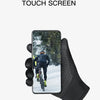 Gant noir avec écran tactile à trois doigts affichant une scène de cyclisme en extérieur.