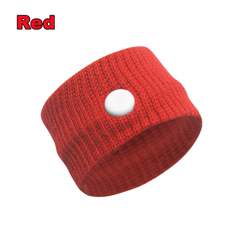 Pulsera de lana roja diseñada para la comodidad de viajar.