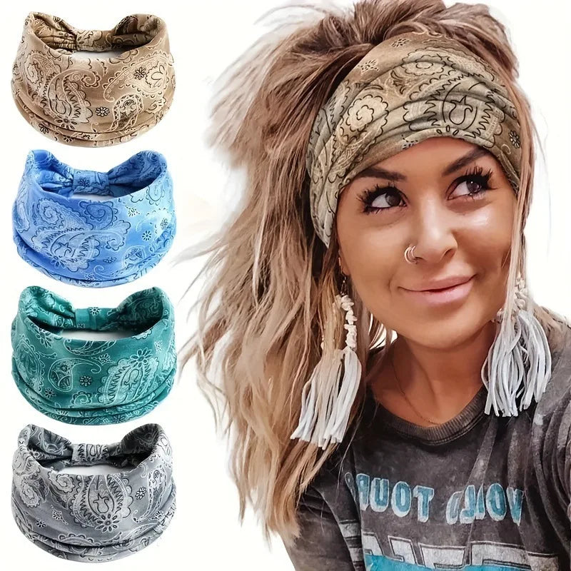 Eine Frau präsentiert ein Boho-Stretch-Haarband mit beige gemustertem Stoff.