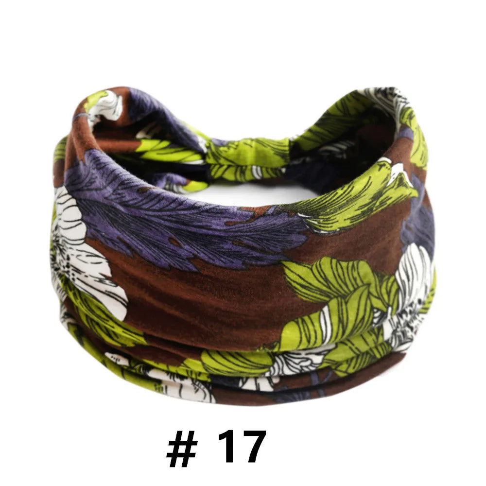 Un bandeau en coton stretch à motif floral bohème, roulé et exposé.