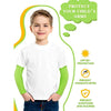 Un niño pequeño vistiendo una camiseta blanca y mangas verde lima, demostrando protección UV para niños.