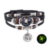 Pulsera de cuero negro con cuentas de plata y madera y un dije de constelación zodiacal.