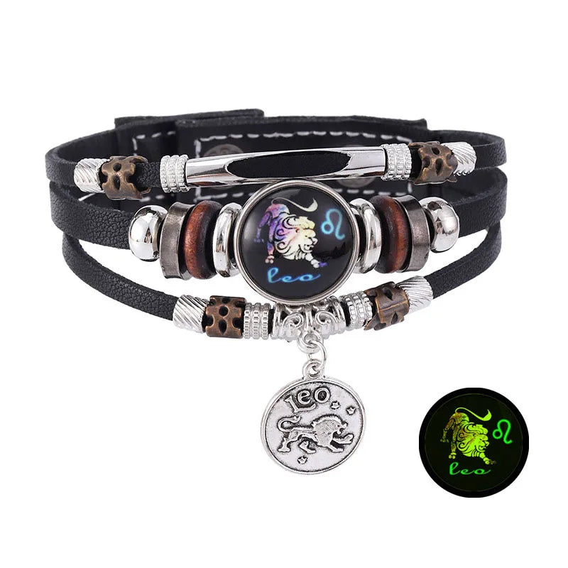 Pulsera de cuero negro con cuentas de plata y madera y un dije de constelación zodiacal.