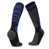 Un par de calcetines térmicos de lana merino negros y azules contra un fondo blanco.