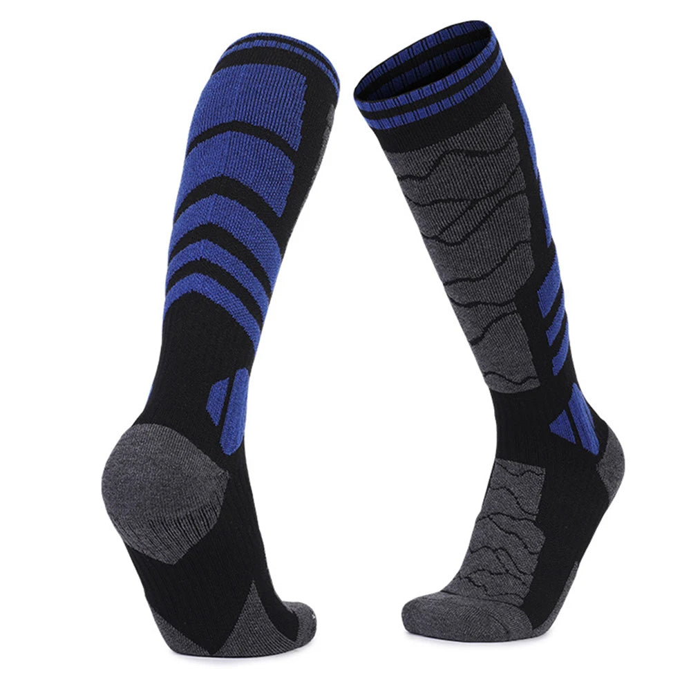 Un par de calcetines térmicos de lana merino negros y azules contra un fondo blanco.