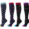 Un set de quatre chaussettes de compression de différentes couleurs, dont bleu, violet et noir, avec des motifs de cœurs et d