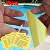 Zehn gelbe Vinyl-Reparatflicken werden von einer Hand in der Nähe eines Swimmingpools gehalten.
