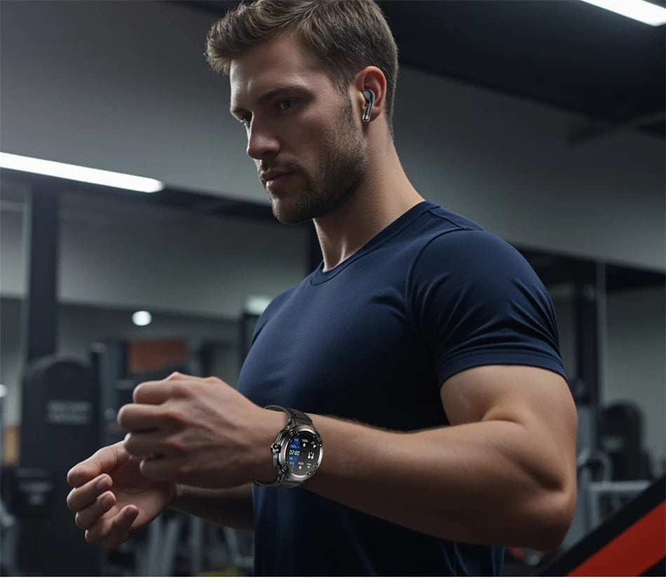 Ein Mann mit dunkelblauem Shirt und Smartwatch blickt zur Seite im Fitnessstudio.