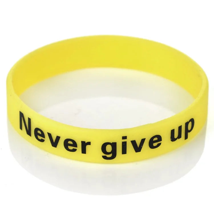 Bracelet silicone jaune avec le texte Never give up sur fond transparent.