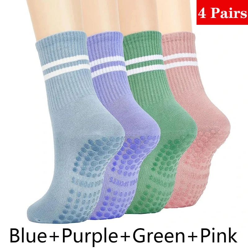 Cuatro pares de calcetines de yoga y pilates sin deslizamiento para mujer en azul, morado, verde y rosa.