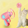 Un chat blanc et duveteux joue avec un jouet volant rose interactif.
