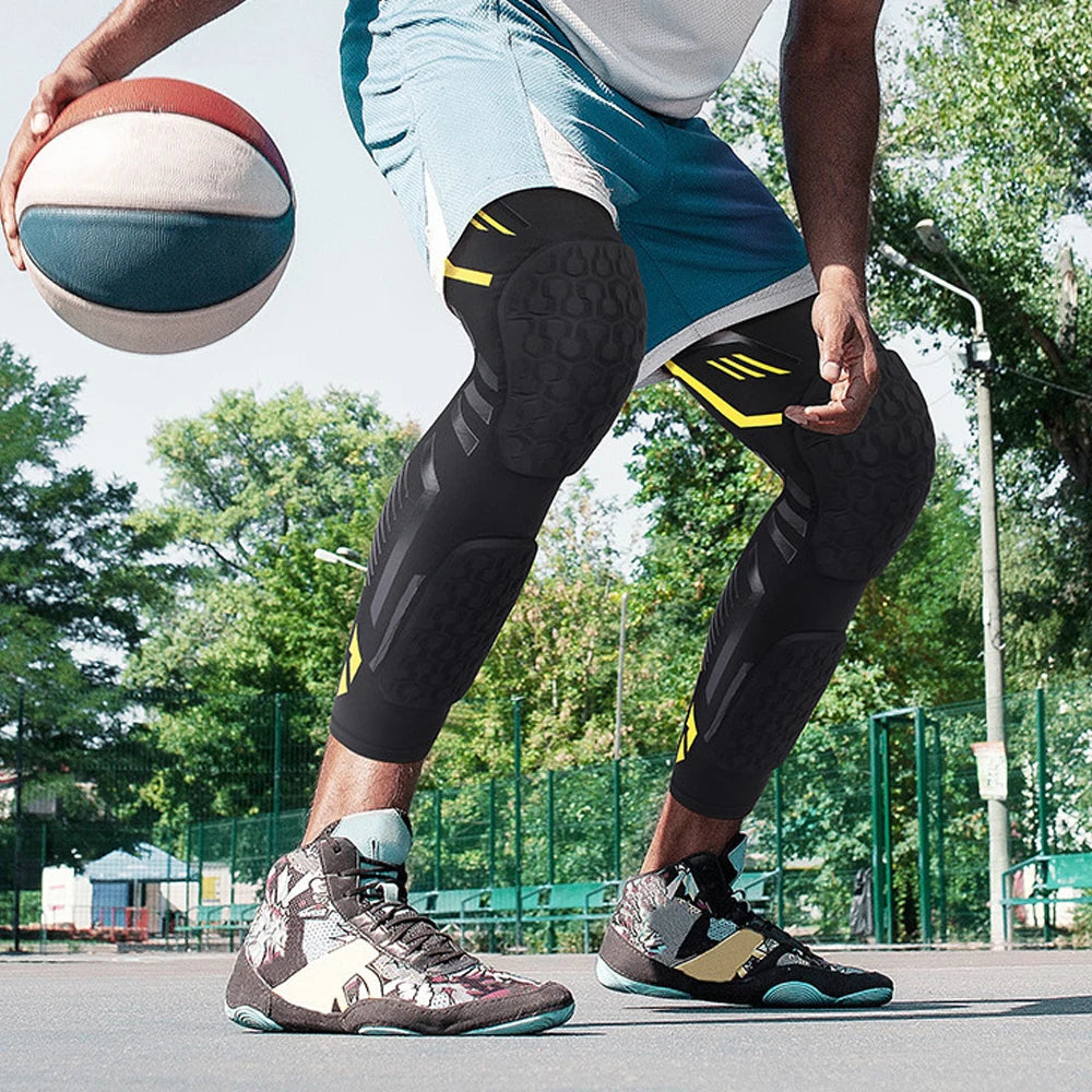 Eine Person mit Kniekompressionsstrümpchen und Sportschuhen ist in einer Außenumgebung zu sehen.