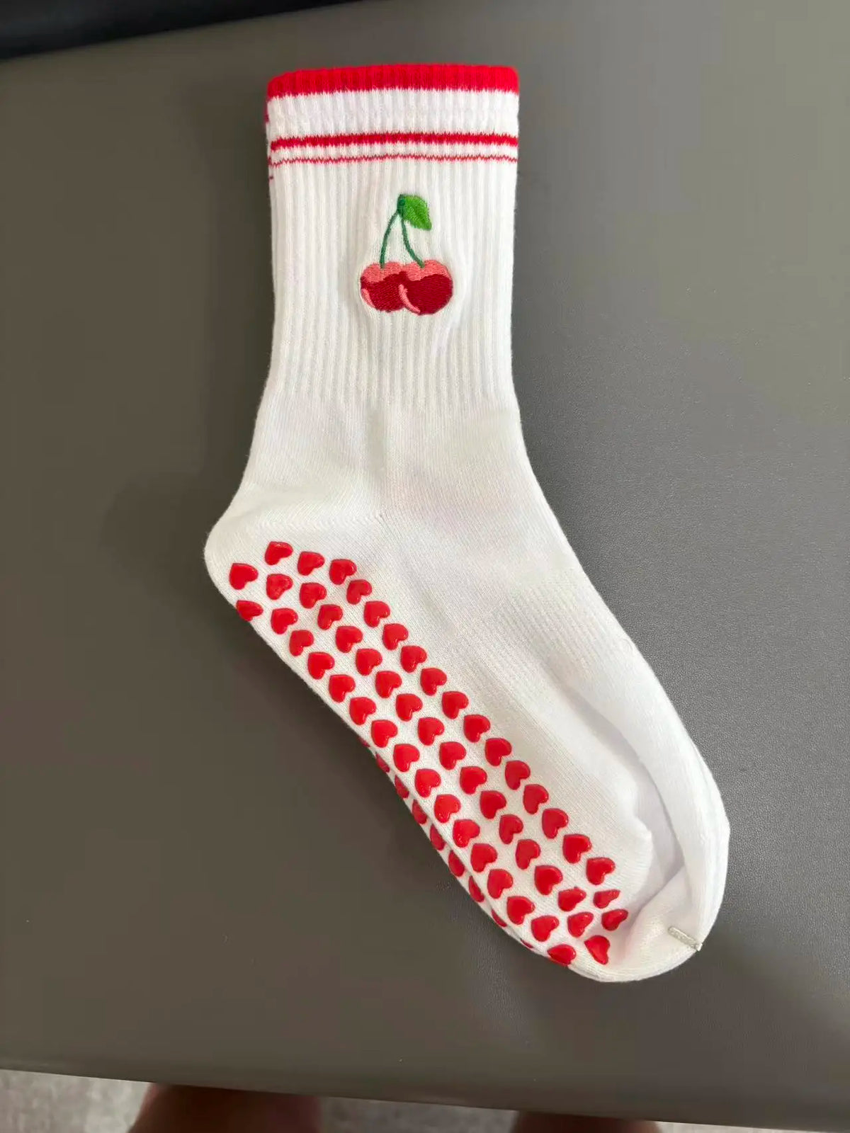 Weiße Strick-Yoga-Socken mit rotem Rand und Kirsch- und Herzmustern