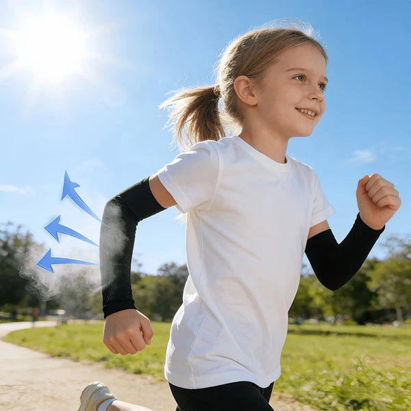 Une jeune fille portant des manches de compression noires en courant à l'extérieur sous la forte lumière du soleil.