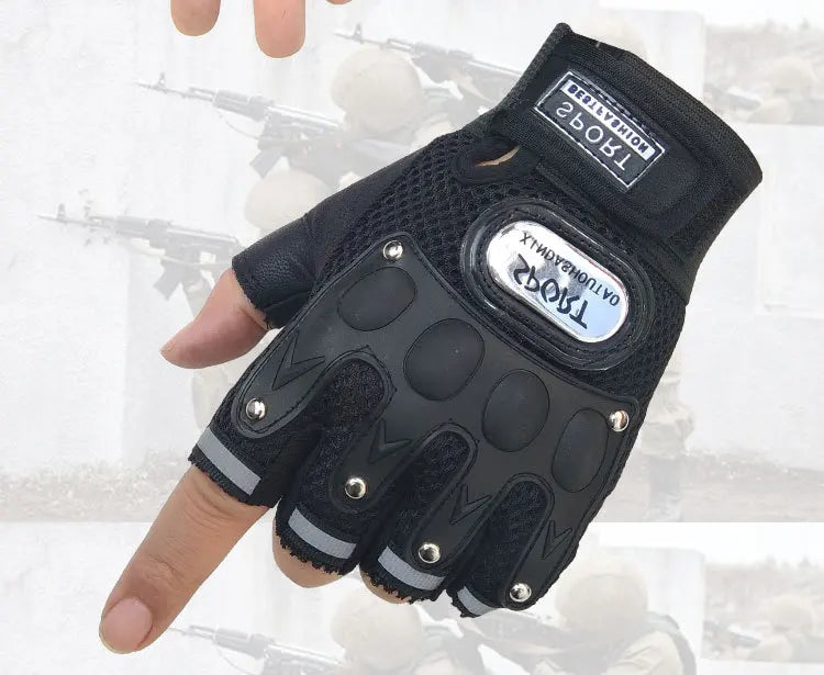 Schwarze taktische Fahrradhandschuhe werden von einer Hand vor einem verschwommenen Hintergrund aus militärischer Ausrüstung 