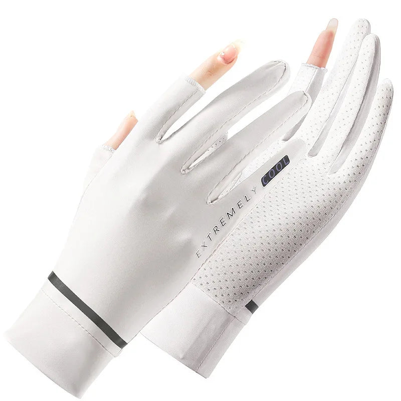 Guantes de ciclismo blancos para proteger del sol mostrados en una mano.