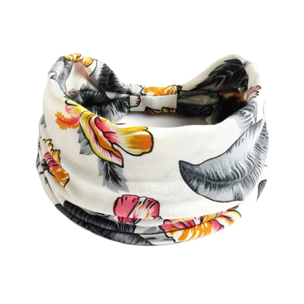 Weißes Baumwoll-Yoga-Headband mit Blumen- und Federmuster in Schwarz, Orange und Pink.