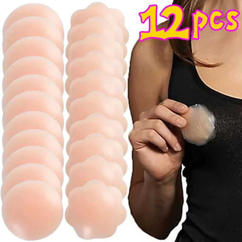 Un pack de 12 cache-lèvres en silicone réutilisables pour soutien-gorge, montré à côté d'une main en train d'en appliquer un.