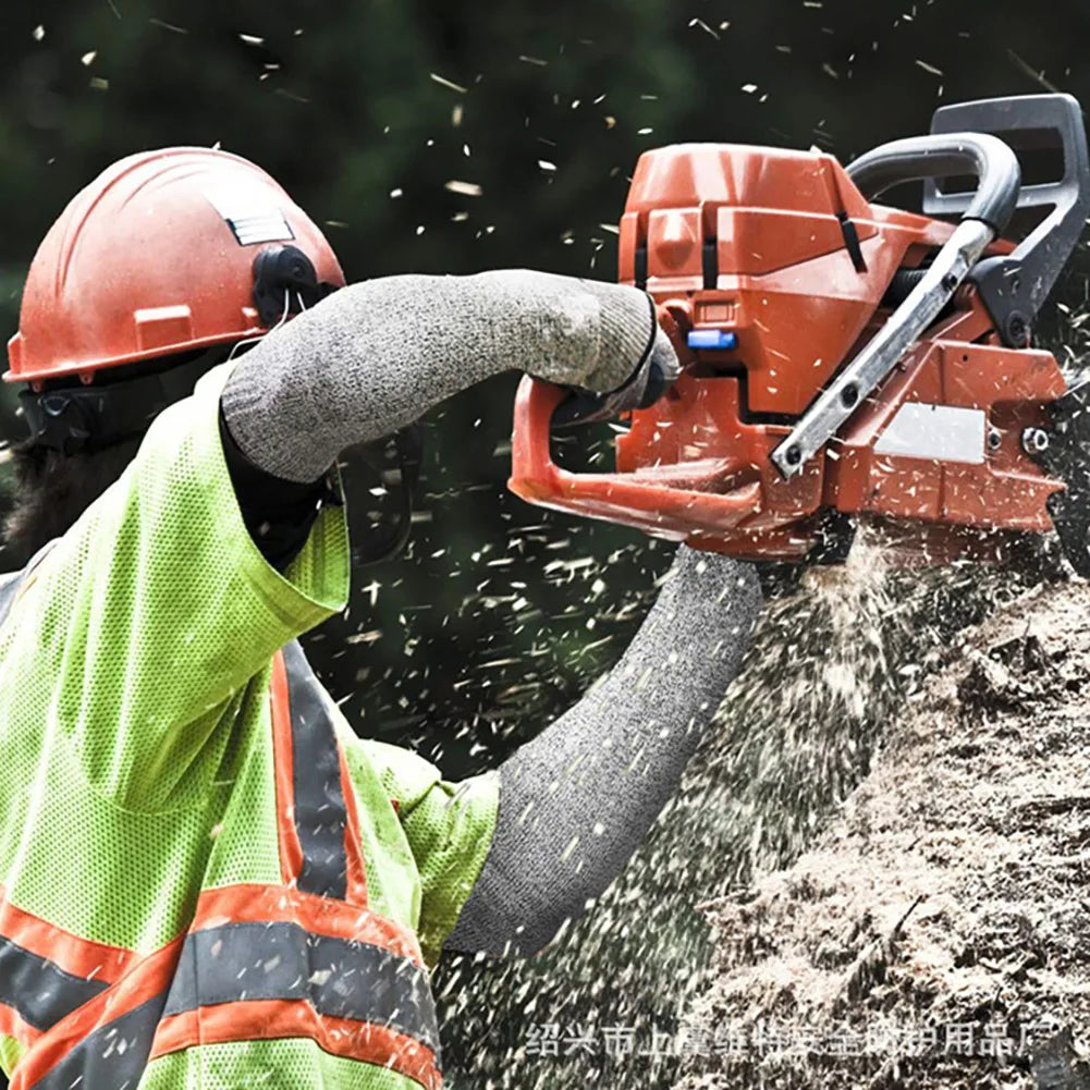 Un trabajador con casco y chaleco de alta visibilidad está usando una herramienta eléctrica para cortar material.