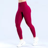 Model trägt hoch taillierte, nahtlose Yoga-Leggings in tiefem Magenta.