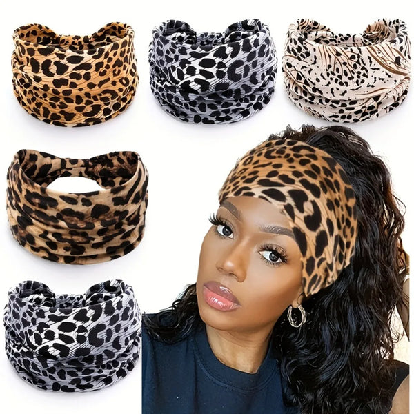 Une femme portant un bandeau bohème à imprimé léopard, montré à côté de plusieurs motifs de tissus.