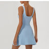 Femme portant une robe de sport bleu clair deux pièces, vue de dos.