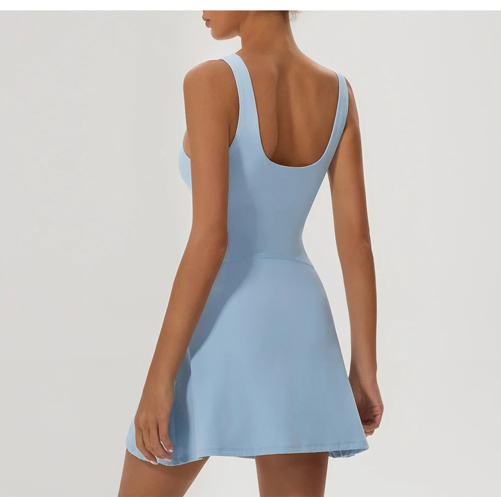 Femme portant une robe de sport bleu clair deux pièces, vue de dos.