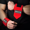 Une personne portant des bandes de poignet rouges ajustables sur son avant-bras, démontrant de l'équipement de musculation.