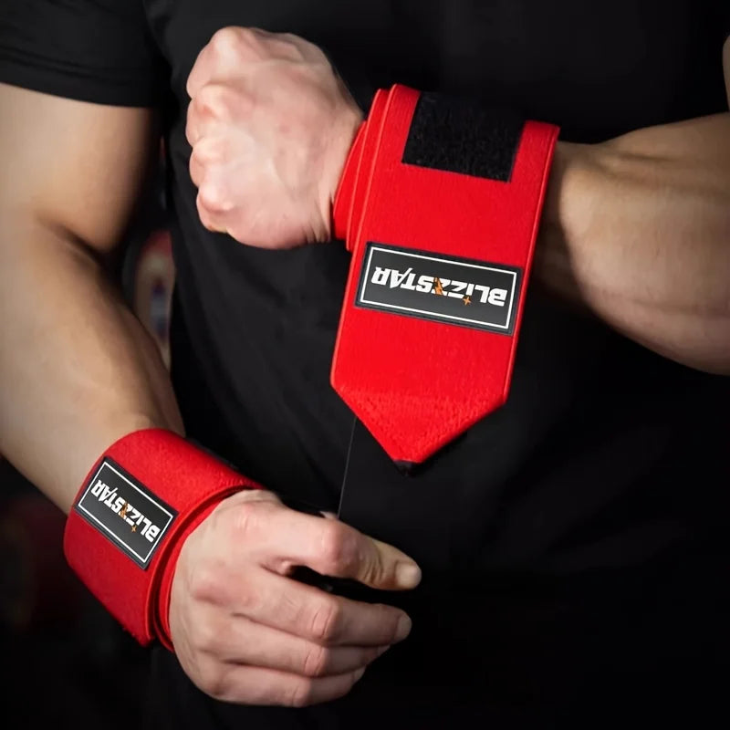 Une personne portant des bandes de poignet rouges ajustables sur son avant-bras, démontrant de l'équipement de musculation.