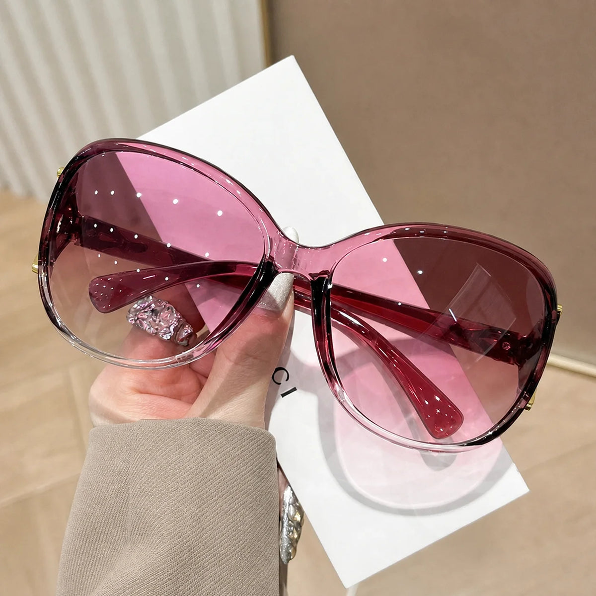 Oversized Retro Sunglasses with Gradient Lenses