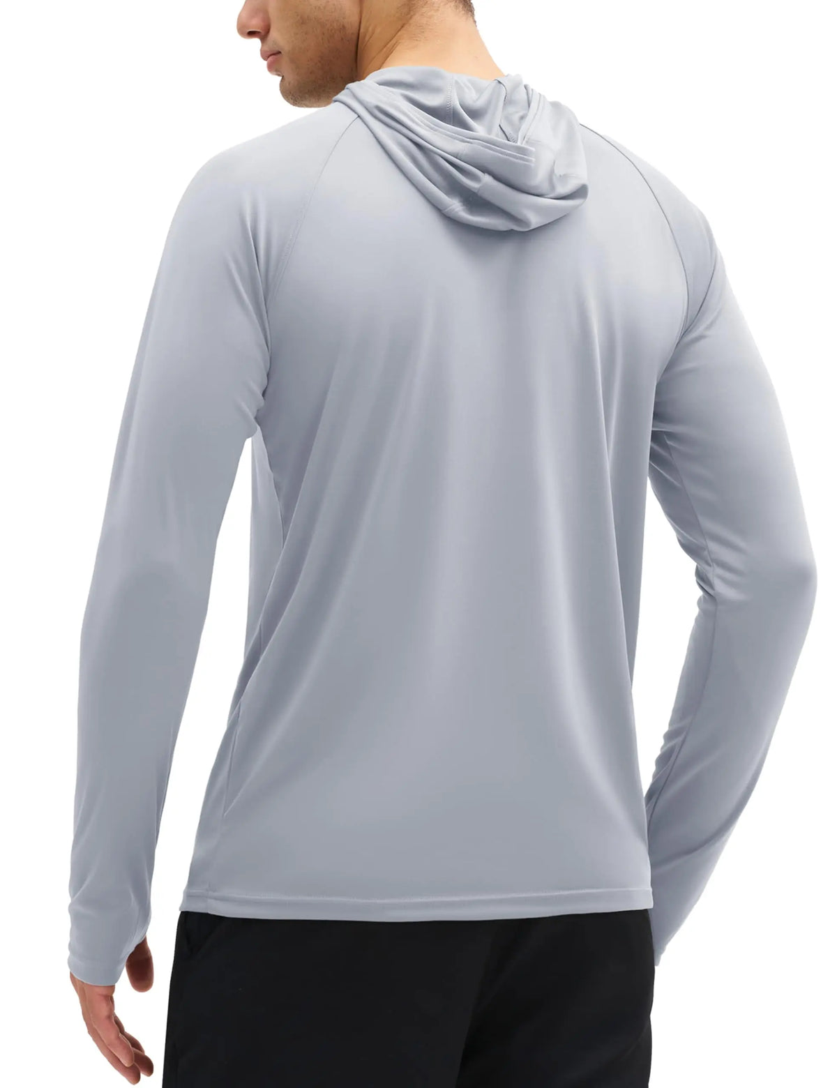 Ein Mann trägt einen hellgrauen langärmeligen UV-Schutz-Hoodie mit Kapuze, von hinten gezeigt.