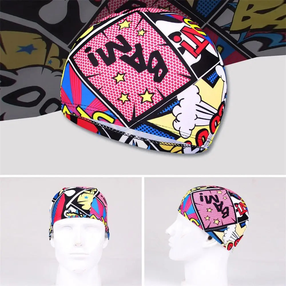 Gros plan d'une casquette de bain en nylon élastique imprimée avec un motif coloré, texte et graphismes.