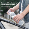 Une main tient une bouteille d'eau transparente avec un capuchon de poussière sur un cadre de vélo.