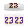 Un set de deux bracelets de sport blancs avec le numéro 23 imprimé en fil violet et jaune.