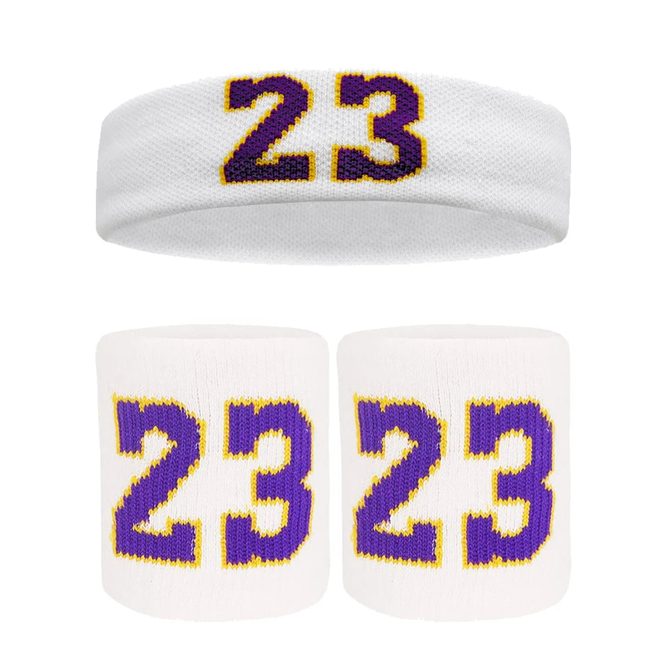 Un set de deux bracelets de sport blancs avec le numéro 23 imprimé en fil violet et jaune.