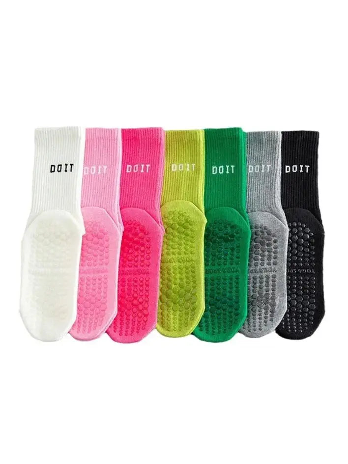 Drei atmungsaktive Knöchelsocken in Weiß, Pink und Grün für Yoga und Pilates.