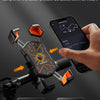 Une main montre l'opération à une main d'un support de téléphone pour vélo, montrant comment relâcher les griffes pour un acc