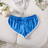 Helle blaue Satin-Sportshorts für Damen mit elastischer Taille, flach auf weißer Fläche.