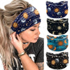 Une femme portant un bandeau large et bohème avec un motif soleil bleu foncé et or.