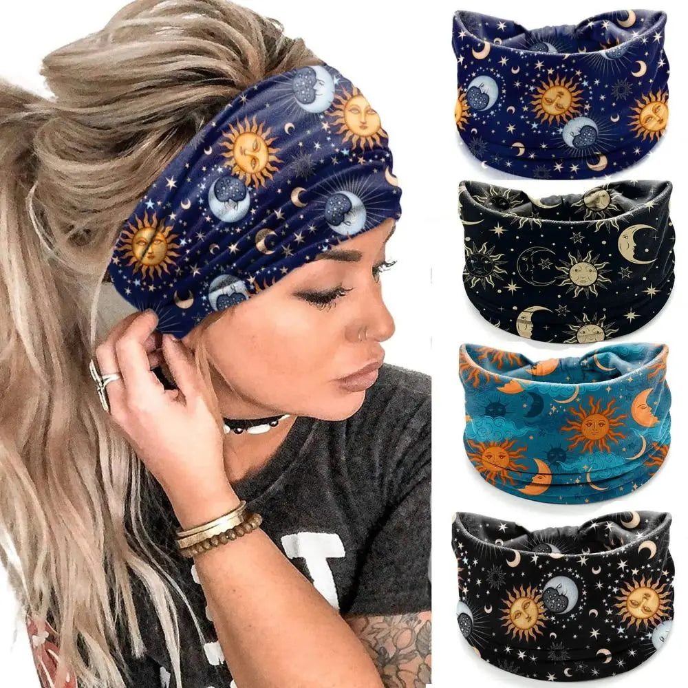 Une femme portant un bandeau large et bohème avec un motif soleil bleu foncé et or.